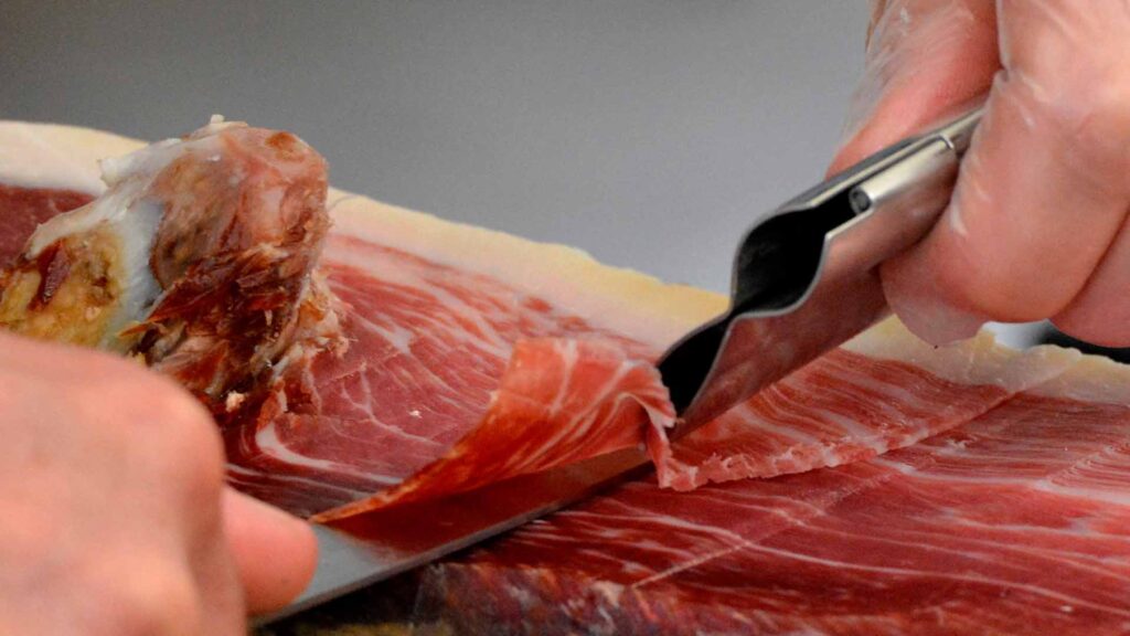 Especialista cortando Jamón