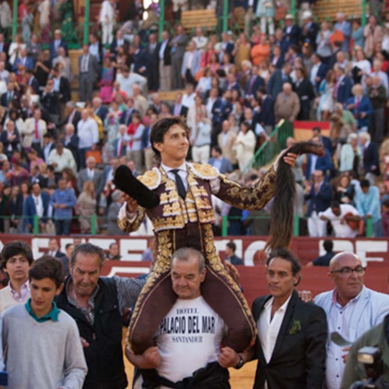 torero Roca Rey salida por la Puerta Grande
